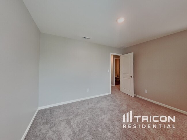 Building Photo - 141 Gladstone Loop