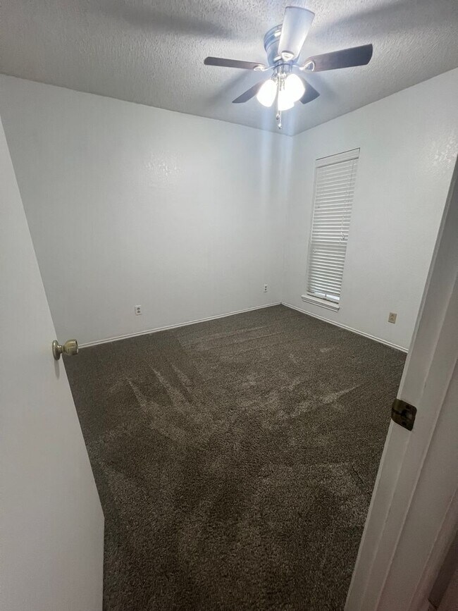 Building Photo - Very Nice 3 Bedroom