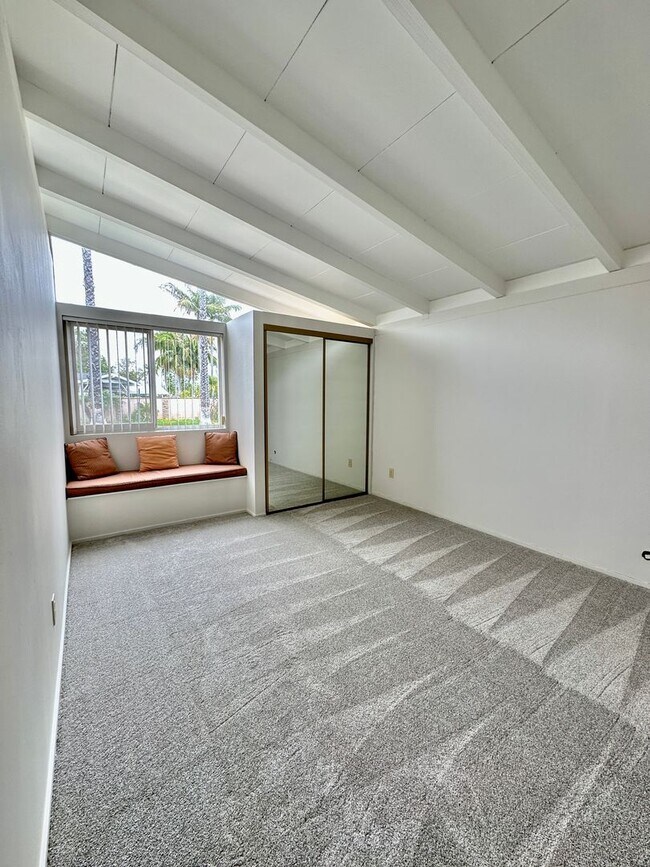 Building Photo - Three bedroom Cliff May Home