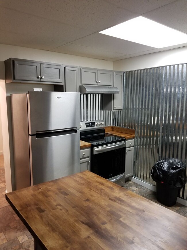 Building Photo - Newly remodeled 2 bed 1 bath in Prime Stev...