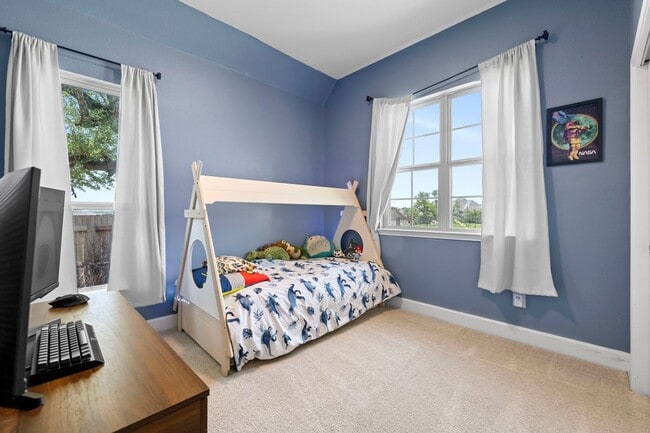Building Photo - 1747 Dunvegan Pk