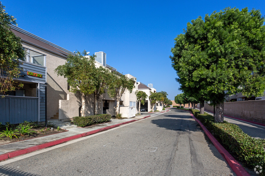 Building Photo - Lido Apartments - 101-197 N Ridgeway