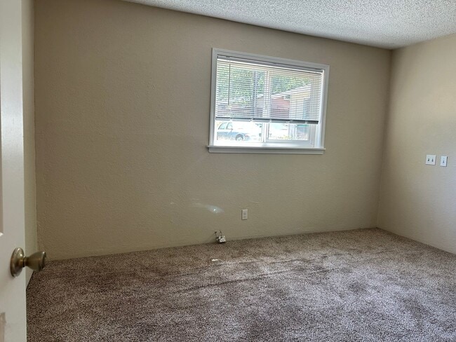 Building Photo - Well maintained home, recent upgrades, cut...