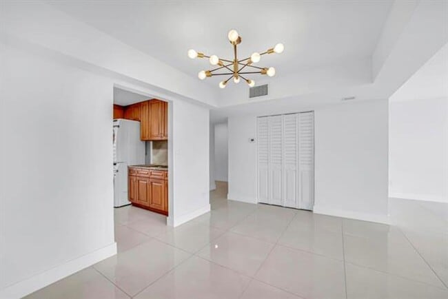 Building Photo - 9240 Fontainebleau Blvd