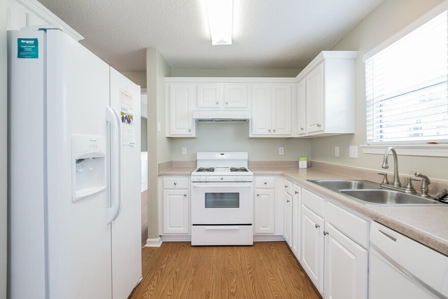 Building Photo - 413 Gresham Dr