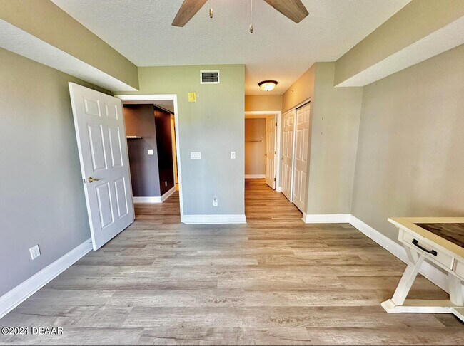 Building Photo - 4670 Links Village Dr