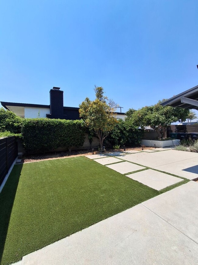 Building Photo - Beautifully Renovated Home with 2-Car Gara...