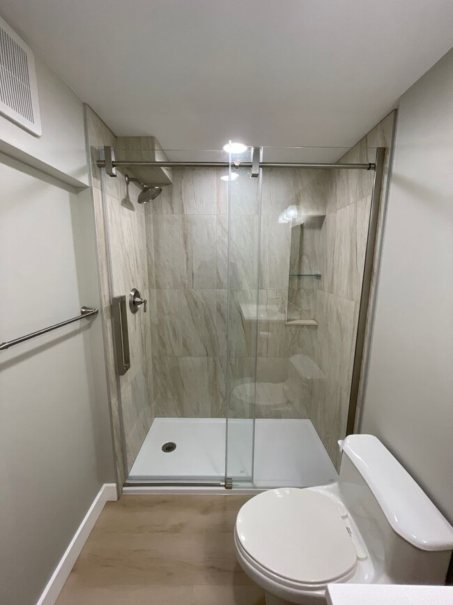 Building Photo - Main floor 2 bed 1 bath updated condo in C...