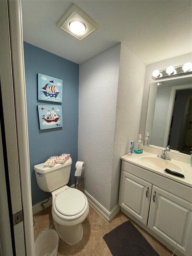 Building Photo - 6075 N Sabal Palm Blvd