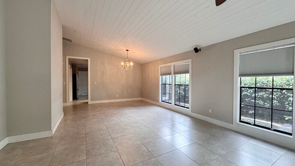 Building Photo - 241 Hummingbird Ln