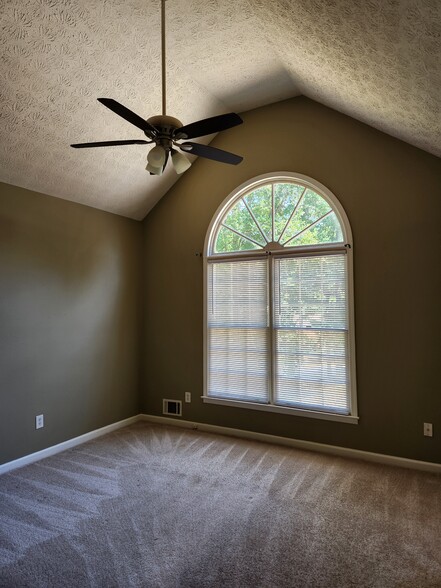 Building Photo - 2885 Summit Dr