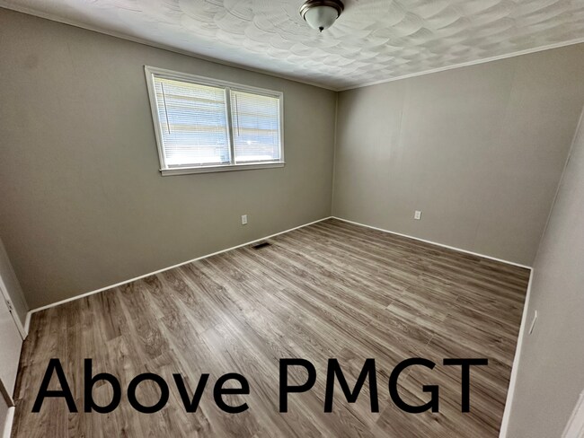 Building Photo - Duplex 2 bedroom- 1 Bath