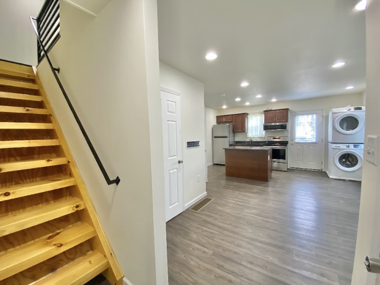 Building Photo - 738 Bloom Rd