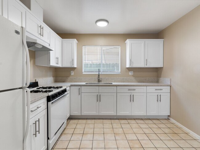 Interior Photo - 1050 Gaviota Avenue