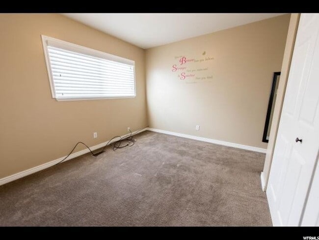 Building Photo - 3 Bedroom 1.5 Bath Magna Condo. Pets Welcome