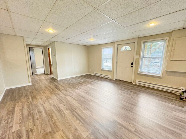 Building Photo - 200 Danis St