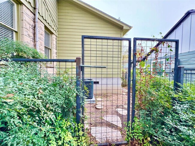 Building Photo - 1300 Crestwood Rd