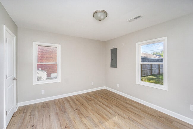 Building Photo - 358 Sheridan Dr