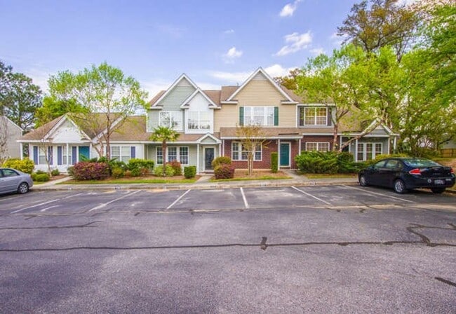 Building Photo - Updated Townhouse