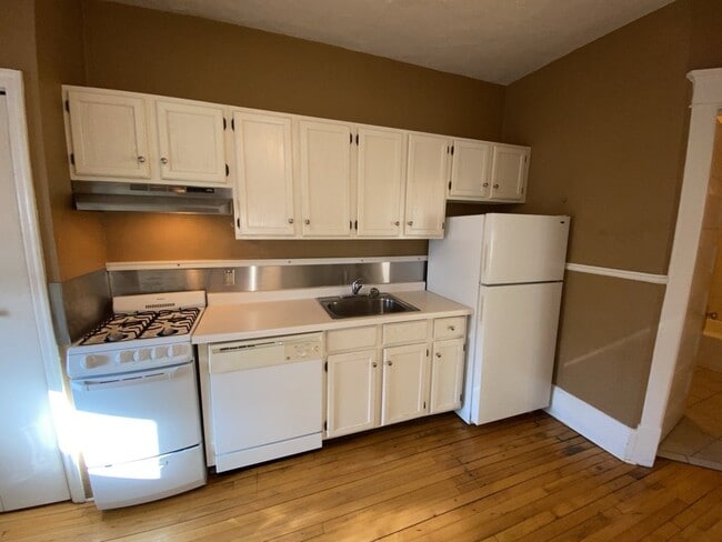 Building Photo - 1 Bed 1 Bath Historic Preserved Douglas Ap...