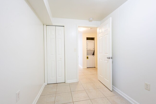 Building Photo - Charming 2 BR/1 BA Apartment in Washington...