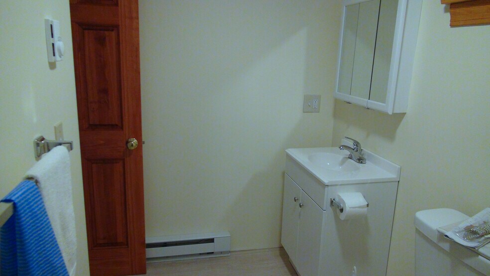 3rd floor full bathroom - 46 Chandler St