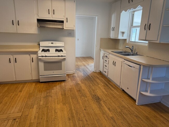 Building Photo - 3 Br, 2 Bath, comes with kitchen appliance...