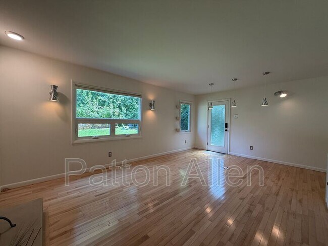 Building Photo - 44 Broadview Ave