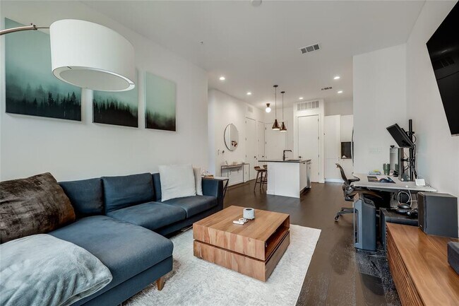 Building Photo - 800 Embassy Dr