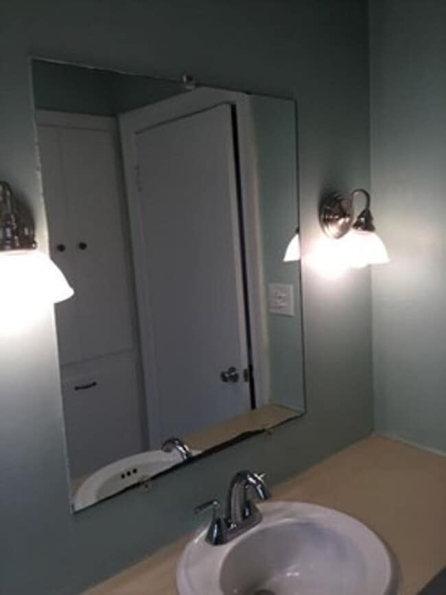 Building Photo - 3 Bed 1 Bath House in Washington