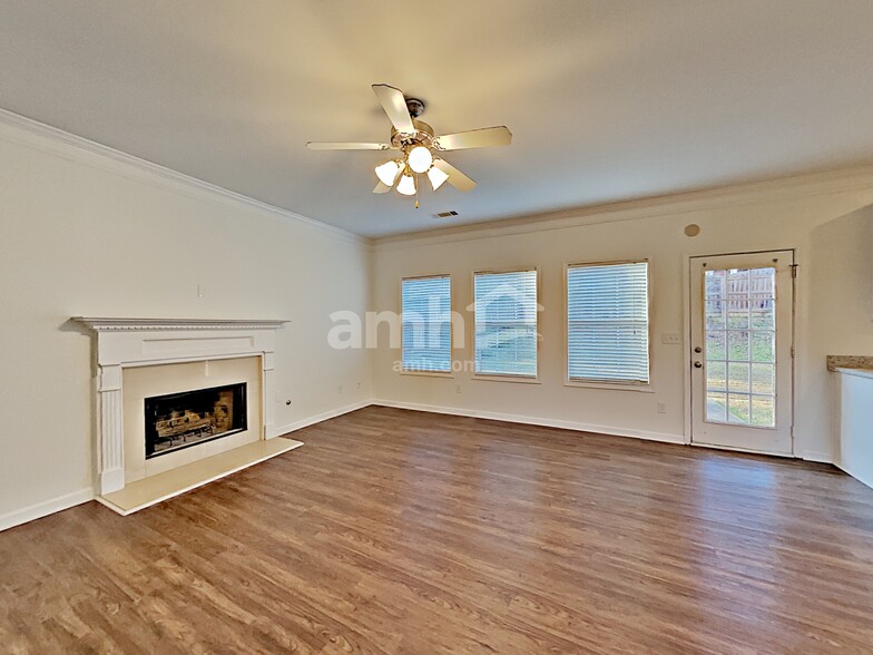Building Photo - 932 Park Hollow Way