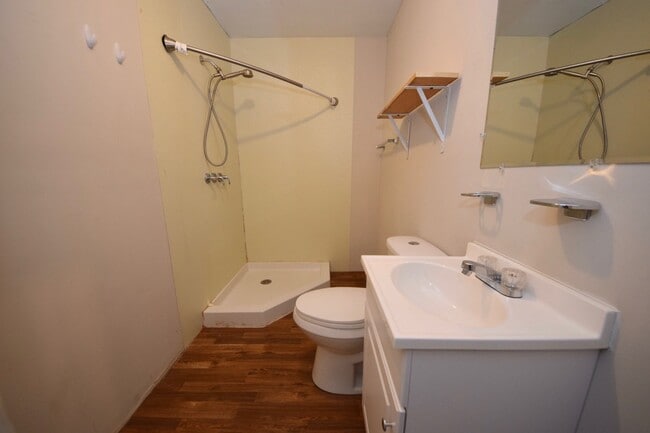 Building Photo - 4 Bed, 2 Bath Near UOM