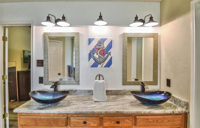 Building Photo - Move in special $500.00 off 1st full rent!...