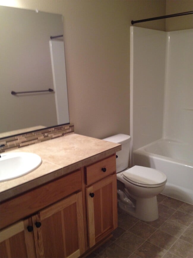 Building Photo - 425 N Vernonia Rd