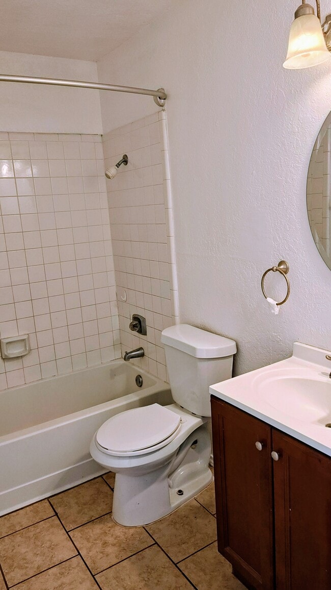 Building Photo - 3905 Pickwick Ln