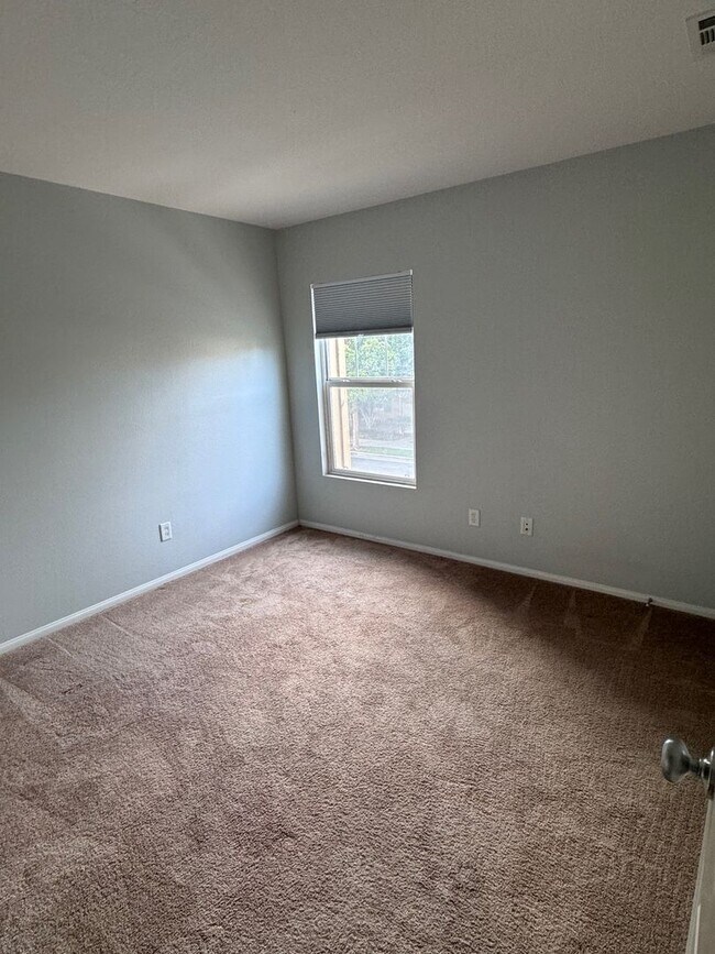 Building Photo - Beautiful 2 Bedroom, 2 Bathroom Oxnard Con...