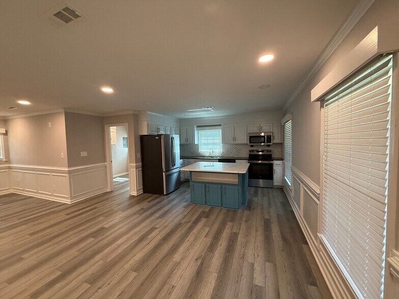 Building Photo - 725 Brookside Dr