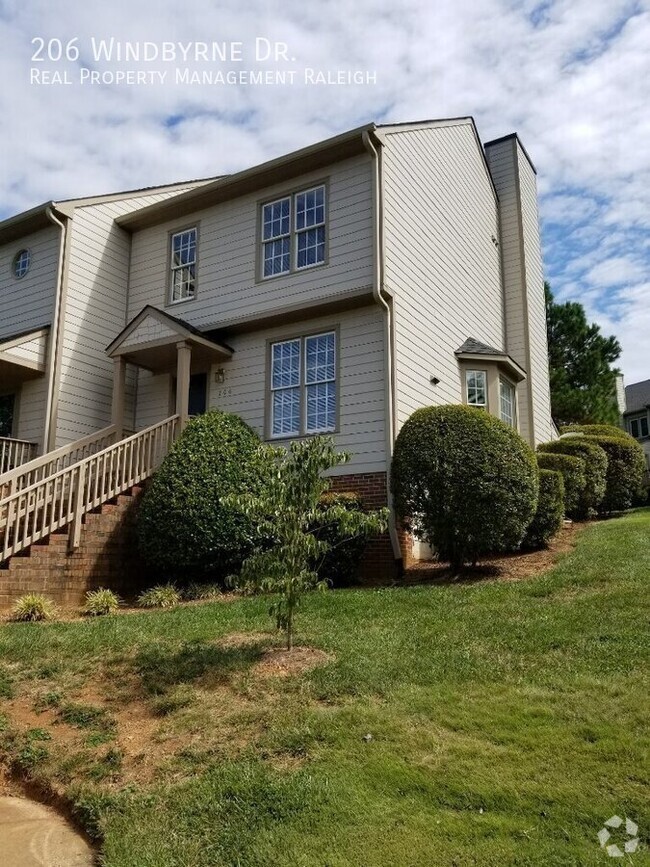 Building Photo - 3 bedroom 2.5 bath TH in Great Cary Location