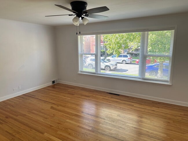 Building Photo - 2015 W Summerdale Ave