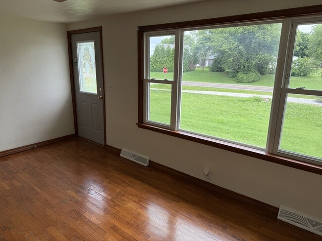 Building Photo - 403 Rose Ln