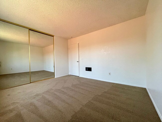 Building Photo - 2 Bedroom 1 Bathroom Condo in San Diego, c...