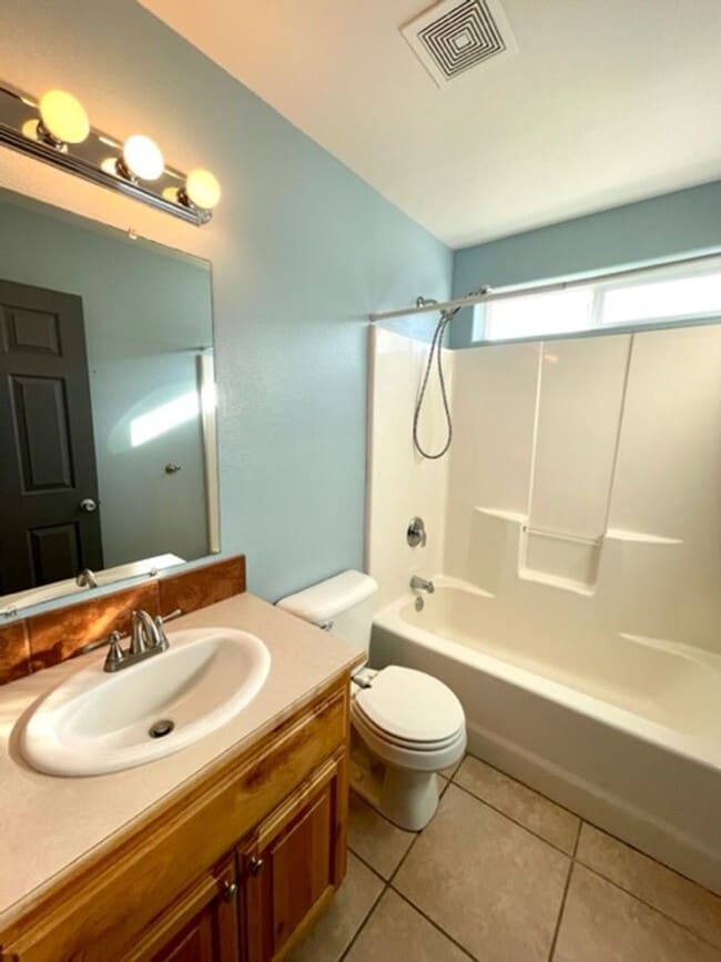 Building Photo - Single level home in NE Bend with great up...