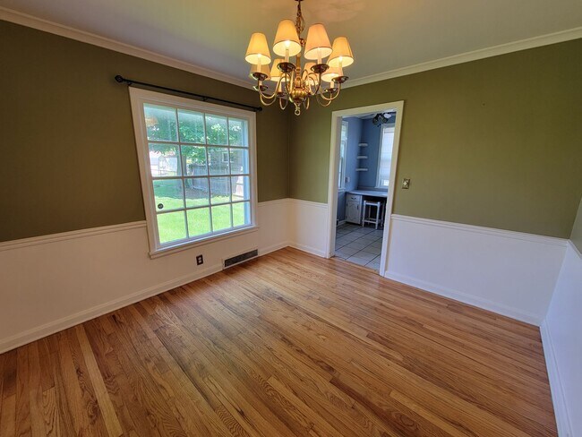 Building Photo - Large 4 bed, 1.5 bath, Over 2,000 square feet.