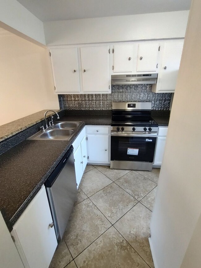 Building Photo - 2-Story Townhome WALKING DISTANCE TO THE BEACH! COMMUNITY POOL!