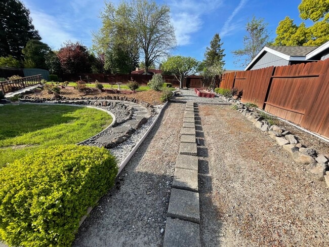 Building Photo - Spacious three bedroom home in desirable Windsor neighborhood!