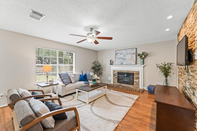 Building Photo - 630 Hawthorn Pl