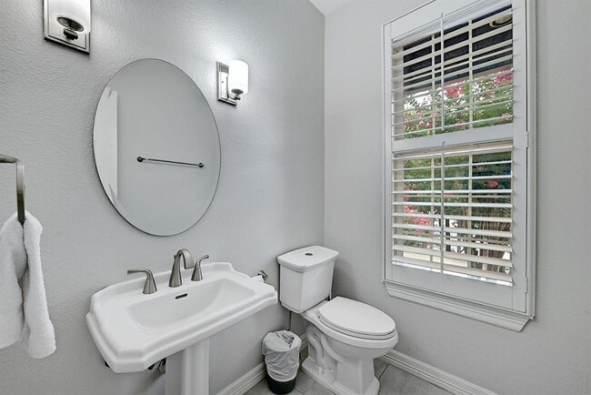 Building Photo - 1111 E Riverside Dr