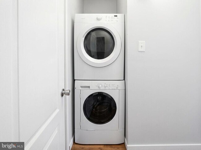 Building Photo - 1525 W Seybert St