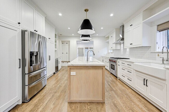 Building Photo - Completely renovated Heights historic bung...