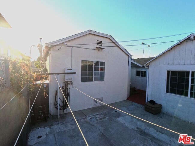 Building Photo - 1182 N Kingsley Dr